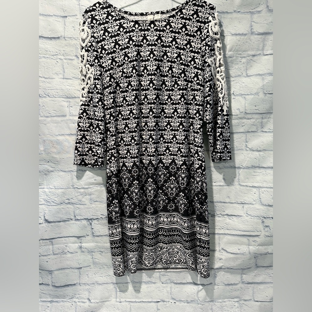 Tacera Mid Length Patterned Black and White Dress. Size Medium Petite